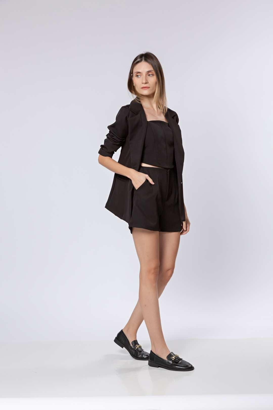 Conj 3 peças em alfaiataria Preto (Com Shorts, Cropped e Blazer)✨