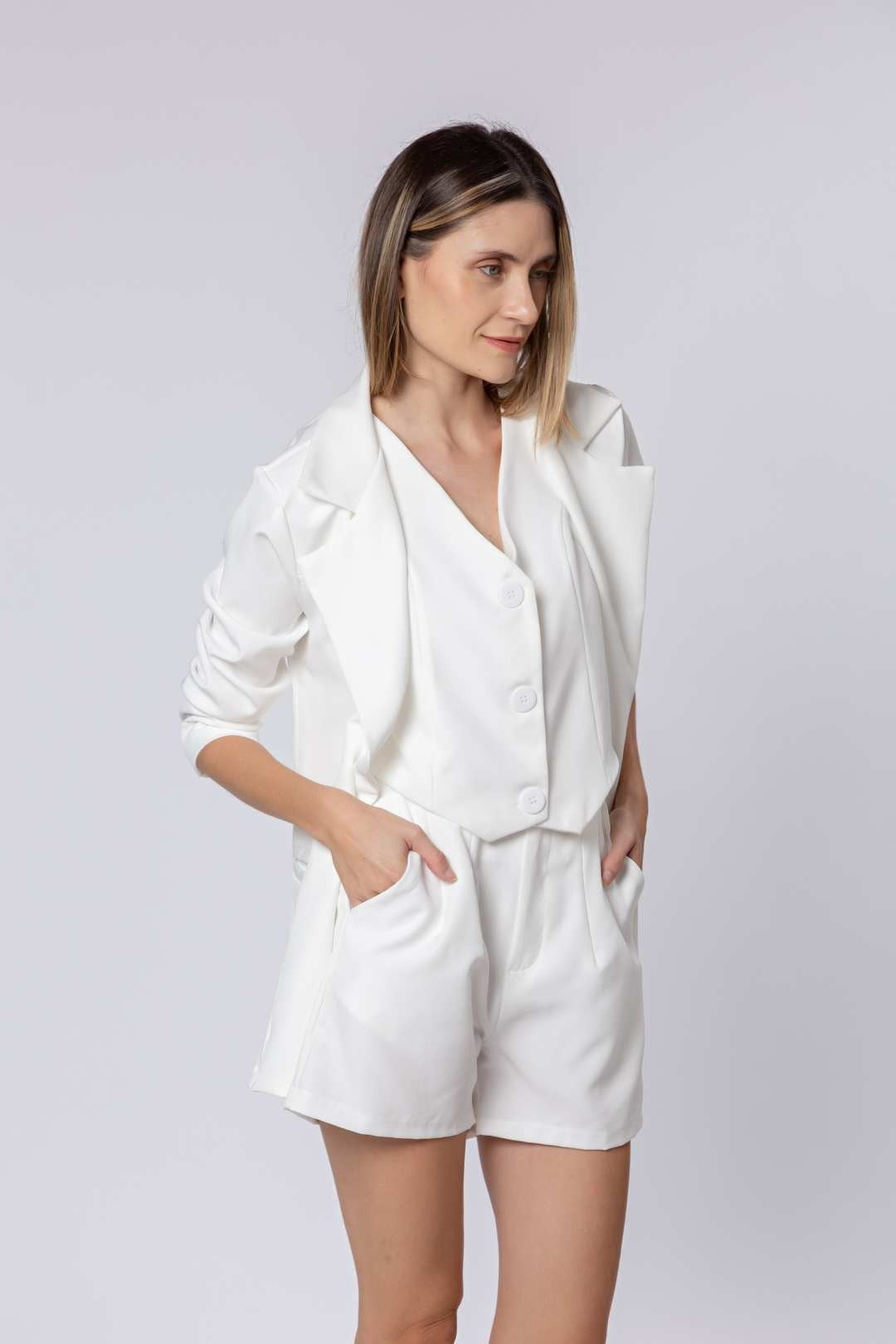 Conj 3 peças em alfaiataria Off White (Com Shorts, Colete e Blazer)✨