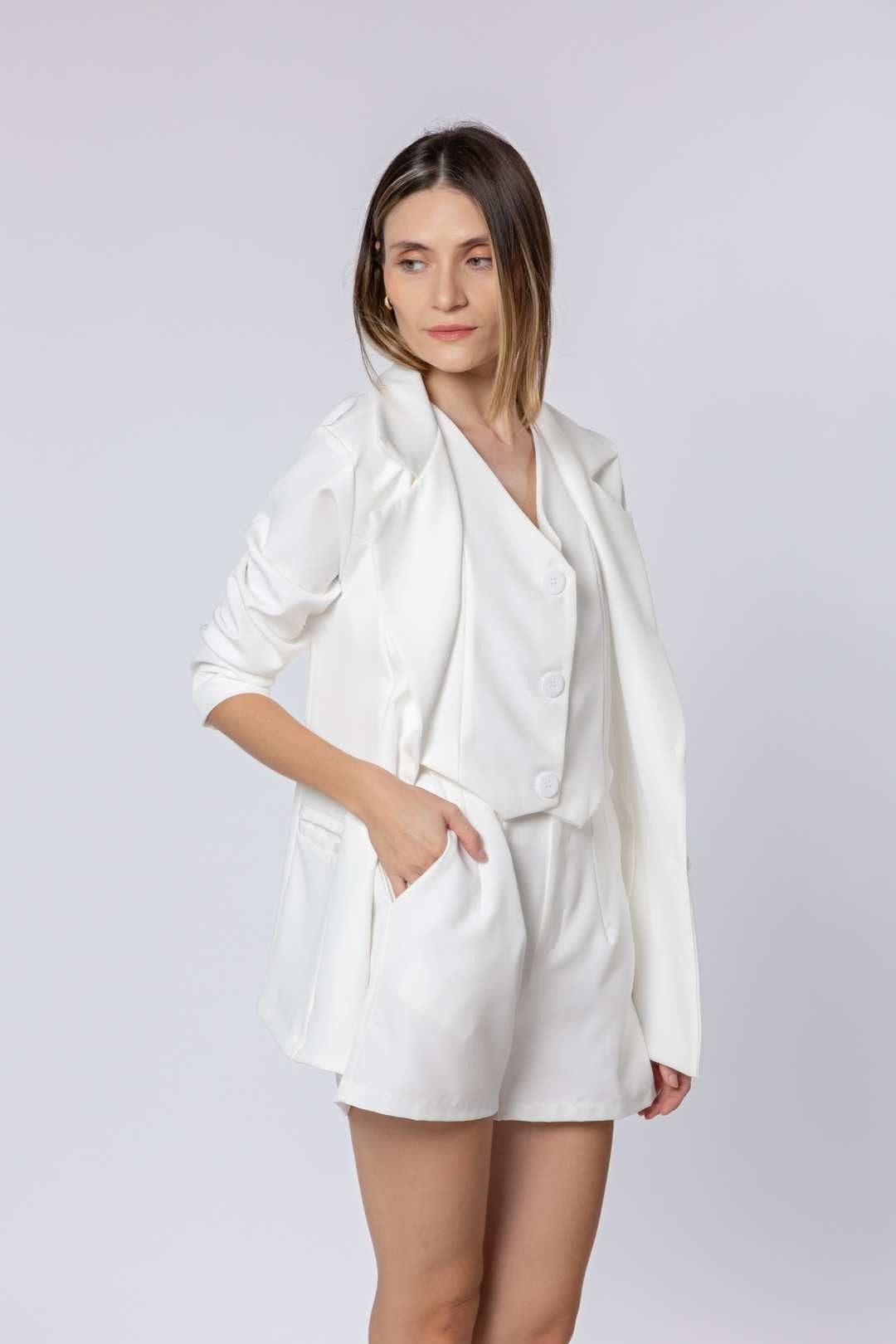 Conj 3 peças em alfaiataria Off White (Com Shorts, Colete e Blazer)✨