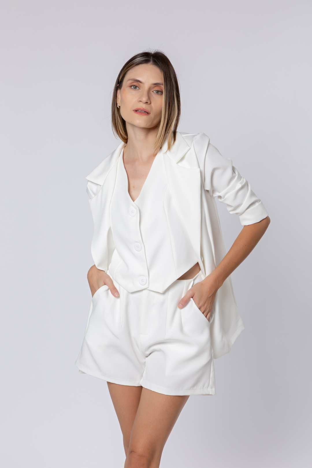 Conj 3 peças em alfaiataria Off White (Com Shorts, Colete e Blazer)✨